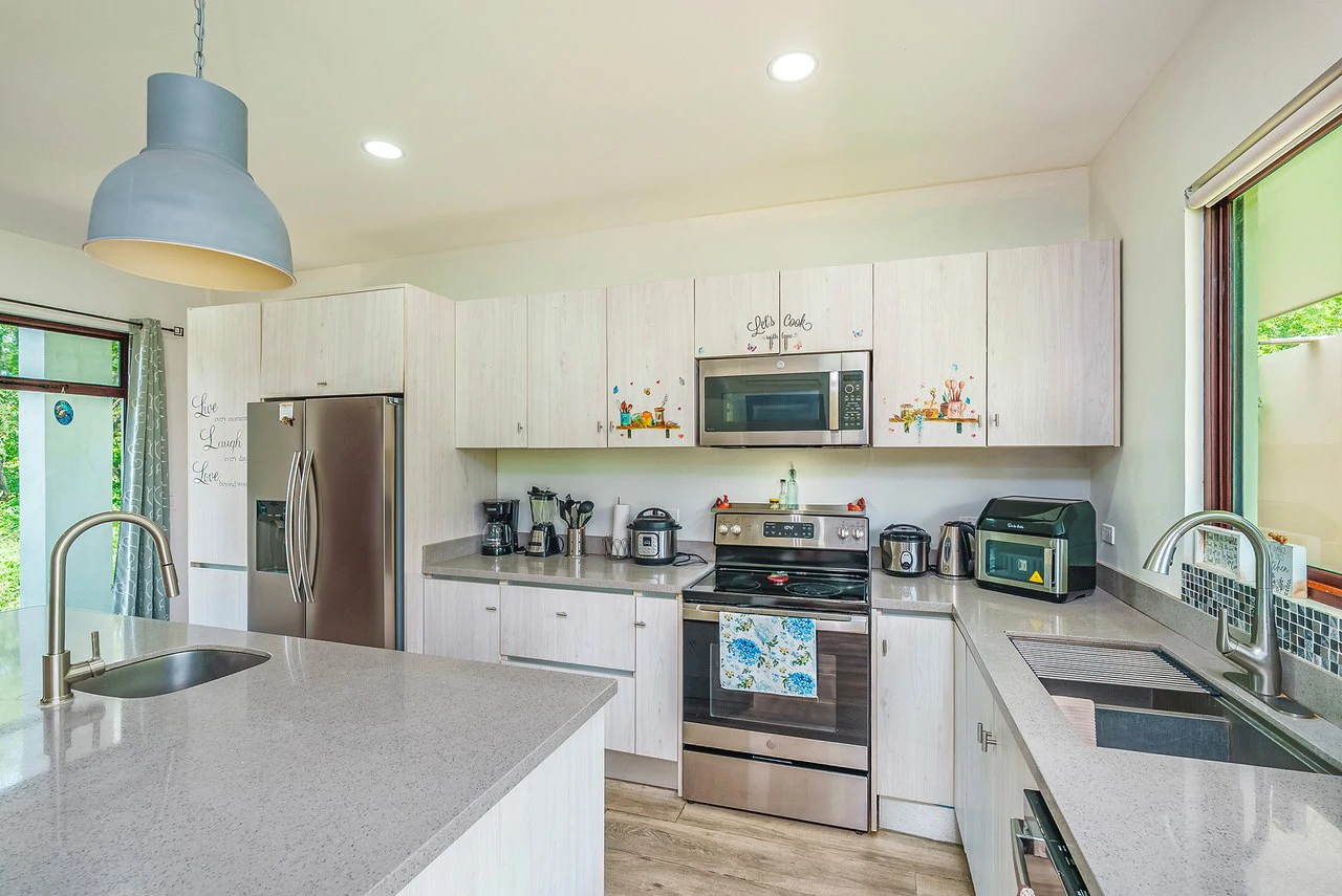 Casa Tuga: 4BR Ocean View Home with Pool, Steps from the Beach - photo 18