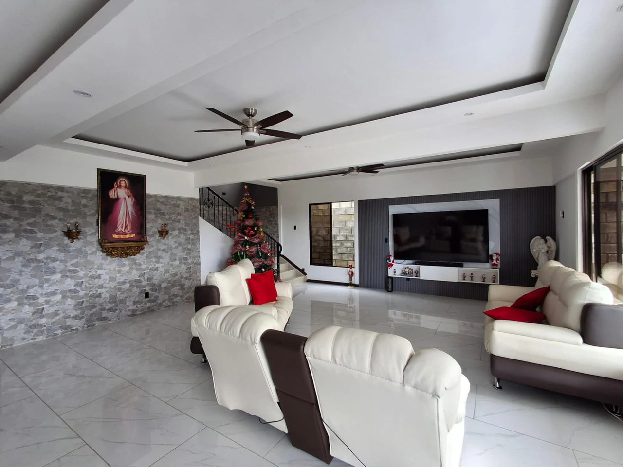 Casa Vista!: 3 level Cityview Hilltop Estate + 27,980m2 - Gallery image 3