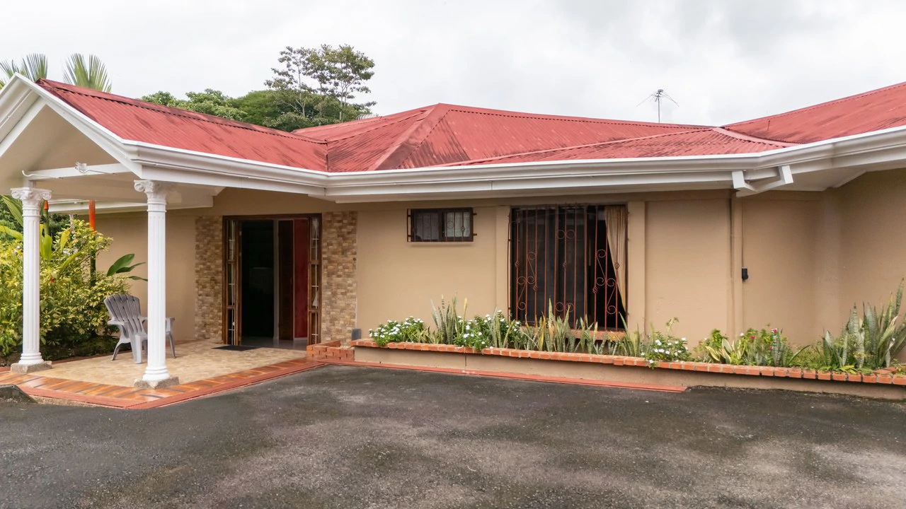 HOUSE FOR SALE, LOCATED IN THE CENTER OF PEREZ ZELEDON: Elegant and spacious turnkey house for sale in the center of Perez Zeledon