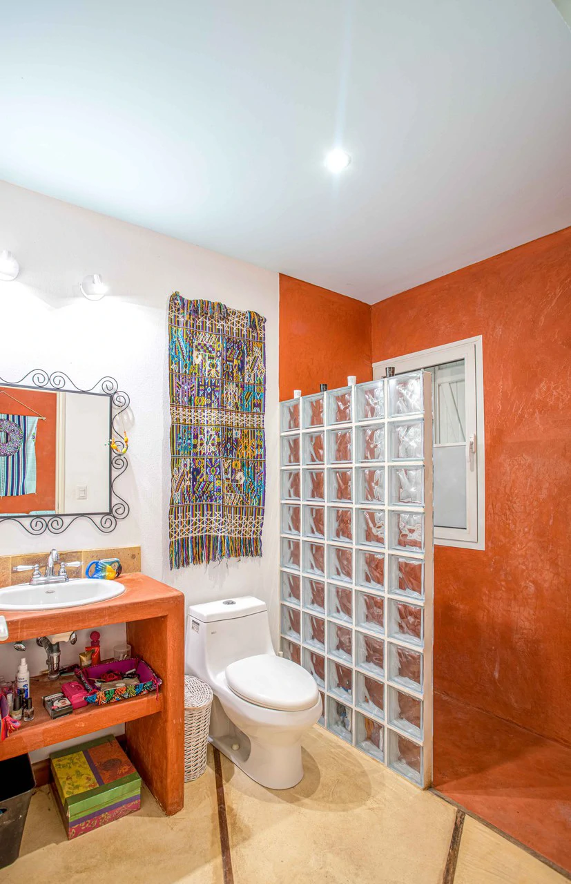 LUXURY PROPERTY HOUSE AND 5 APARTMENT SANTA ANA: Incredible property to live or invest. Ideal for single space. . This beautiful property measures 4857 m2 of lot with a street front of 23m2 and 432 m2 - Gallery image 20