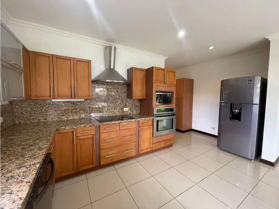 Stunning two-story house in exclusive condominiums in Santa Ana - Gallery image 6