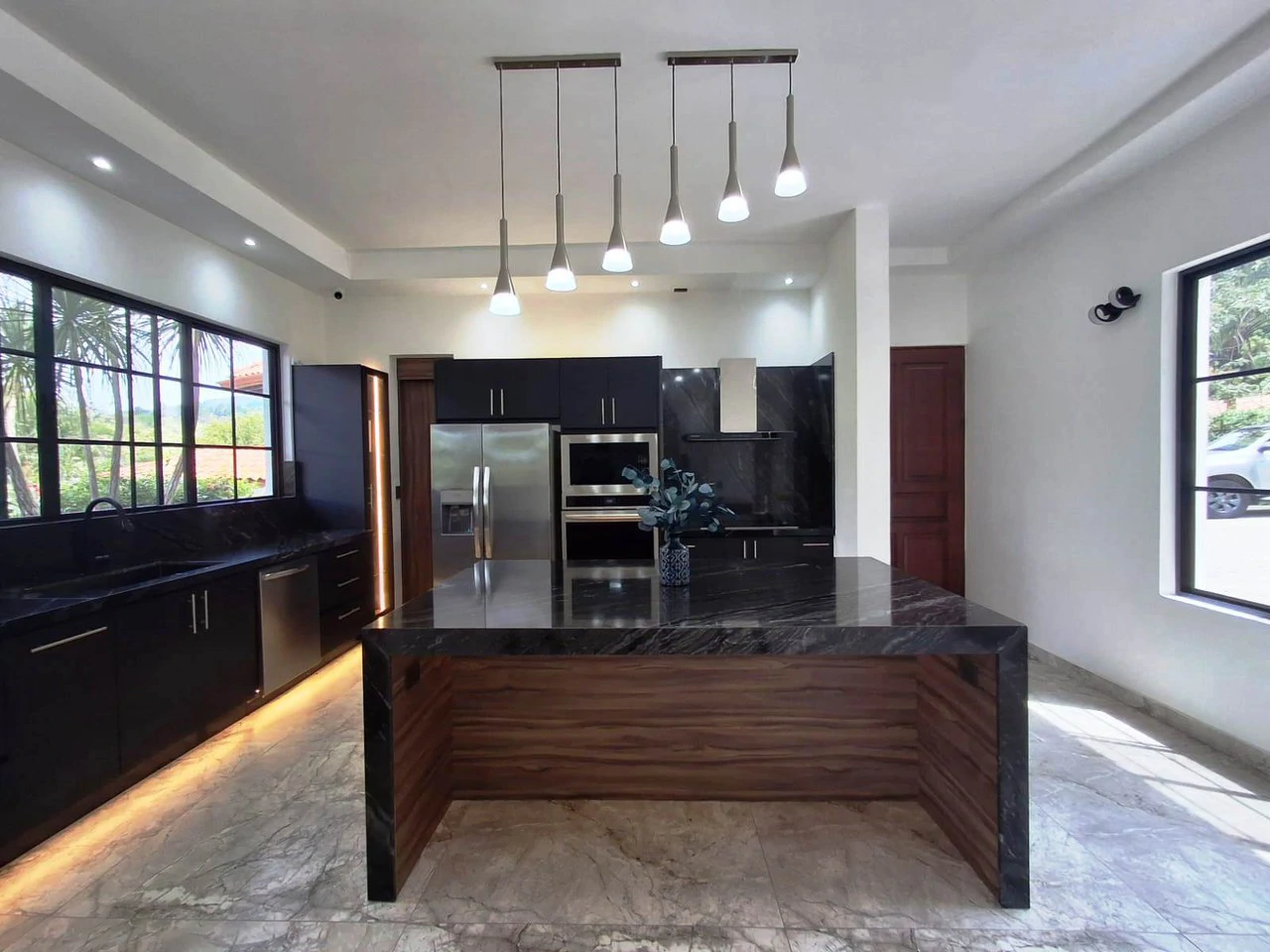 Move - In Ready Mansion: Impressive Luxury Smart Home with Pool - Gallery image 8