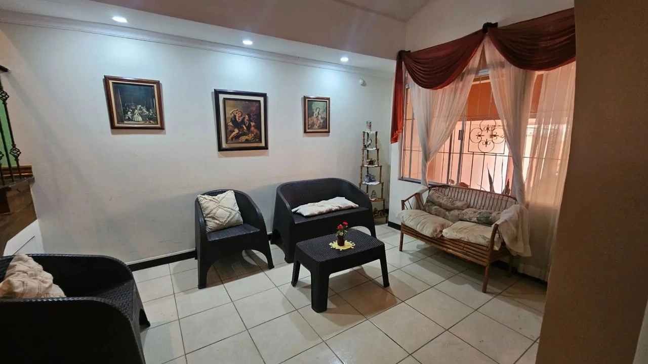 Spacious 6-Bedroom Family Home in Residencial Saint Clare, Moravia - Gallery image 22