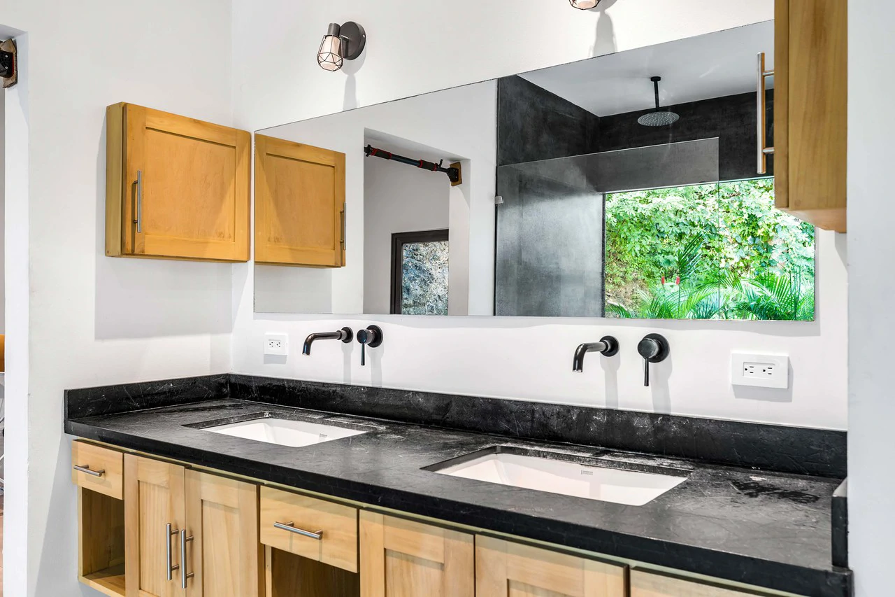 Casa Arcadia: Ocean-View Home with Two Income-Producing Studios - Gallery image 11
