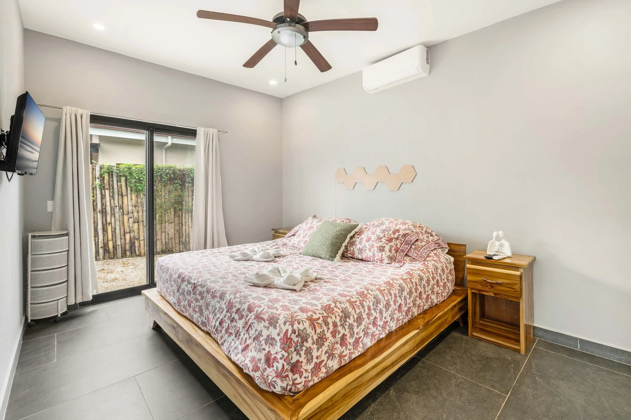 Loma Verde #48: Modern Corner-Lot Home Surrounded by Green Mountain Views - Gallery image 8