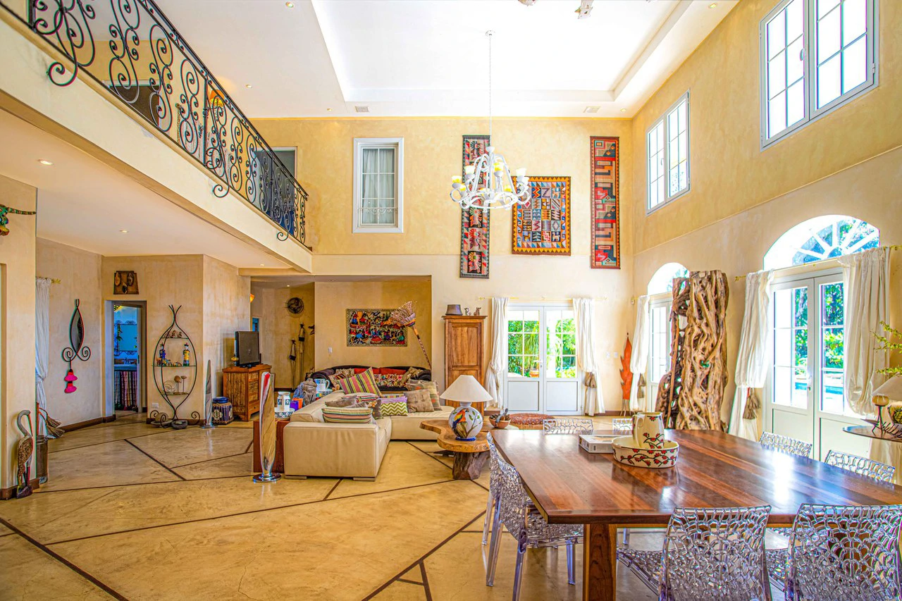 LUXURY PROPERTY HOUSE AND 5 APARTMENT SANTA ANA: Incredible property to live or invest. Ideal for single space. . This beautiful property measures 4857 m2 of lot with a street front of 23m2 and 432 m2 - Gallery image 2