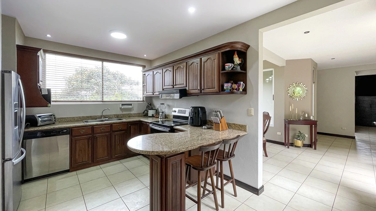 House for sale with large lots Grecia- San Isidro - Gallery image 3
