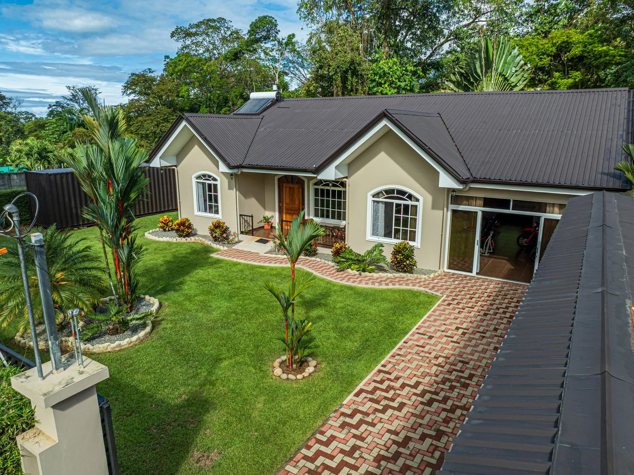 Exceptional 5-Bedroom Residence on Los Laureles Street – Prime Location & Versatile Layout - Gallery image 25