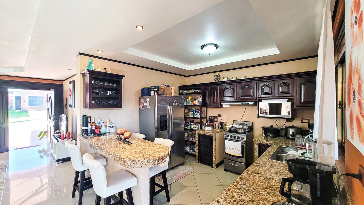 Exclusive property in condominium 5 minutes from the Center of Grecia - Gallery image 6