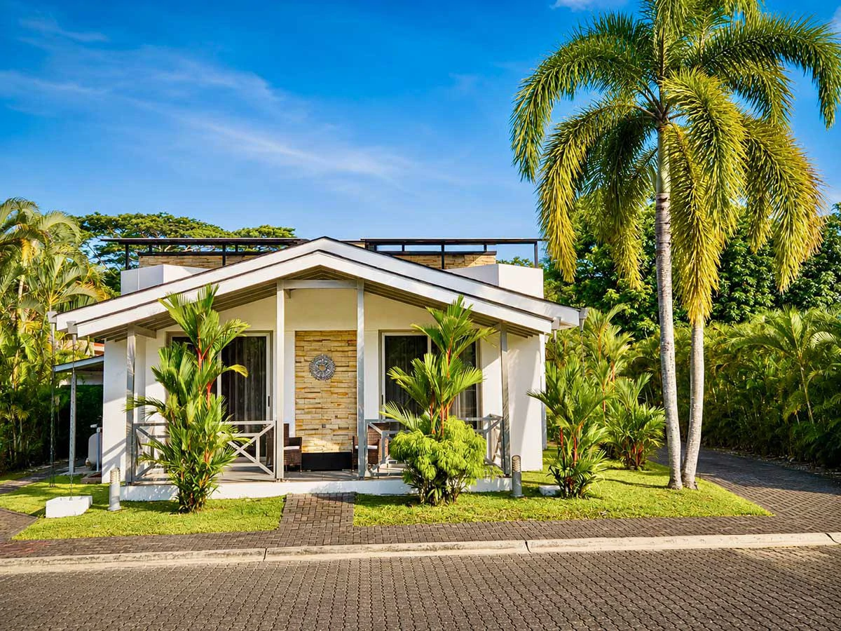 ID 4200: Villa Oasis del Golf: Exceptional Golf Course Living in Los Delfines Golf & Country Club