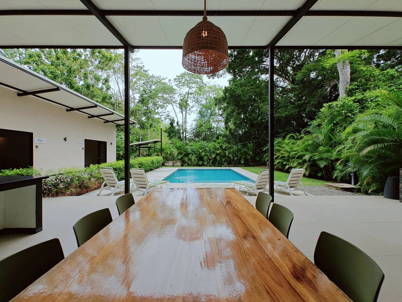 ID 751: Turn-Key Villa with Proven Income Near Cahuita National Park – Main House, Casita, and Stunning Pool on Over Half an Acre - Gallery image 4
