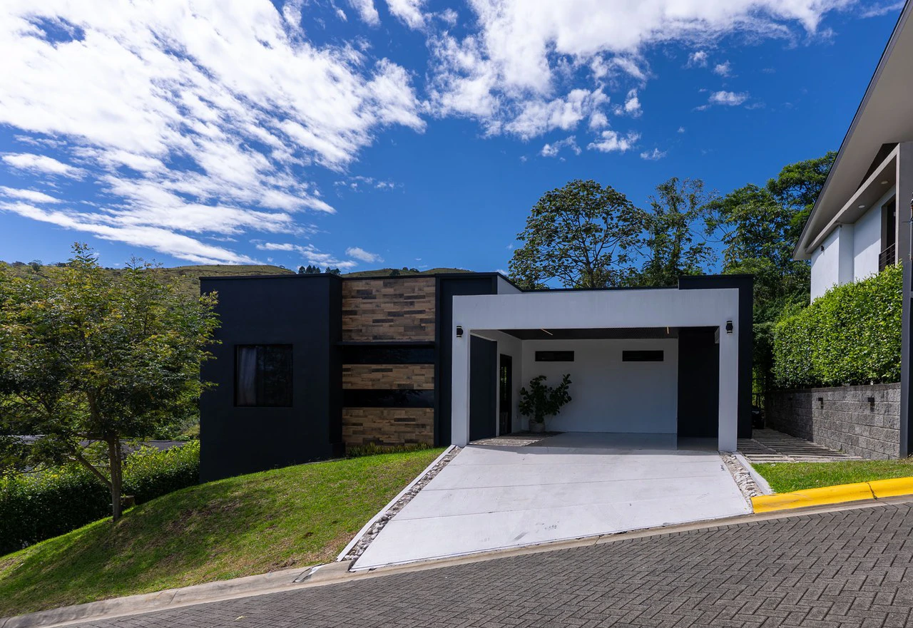 Modern Single-Level Home with Terrace and Garden in Hacienda Natura