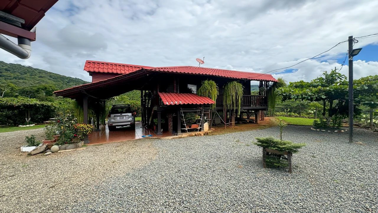 Charming Hardwood Cabin with Fruit Garden Near San Isidro - Gallery image 46
