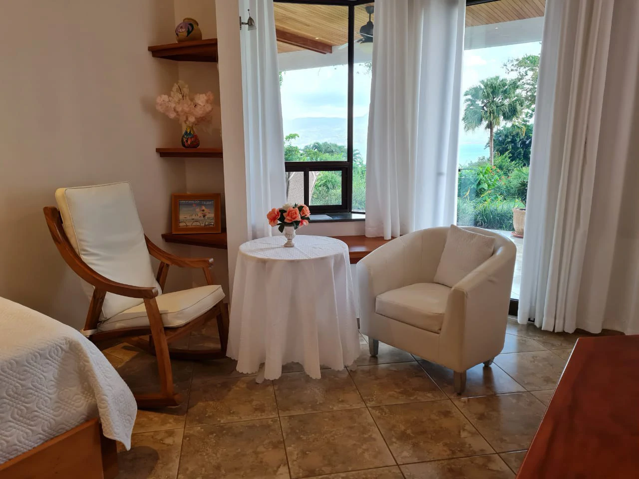Villa Corazon: Unique LAKE FRONT property, 2 Villas and Tiny house on 5 acres with lake access. - Gallery image 20