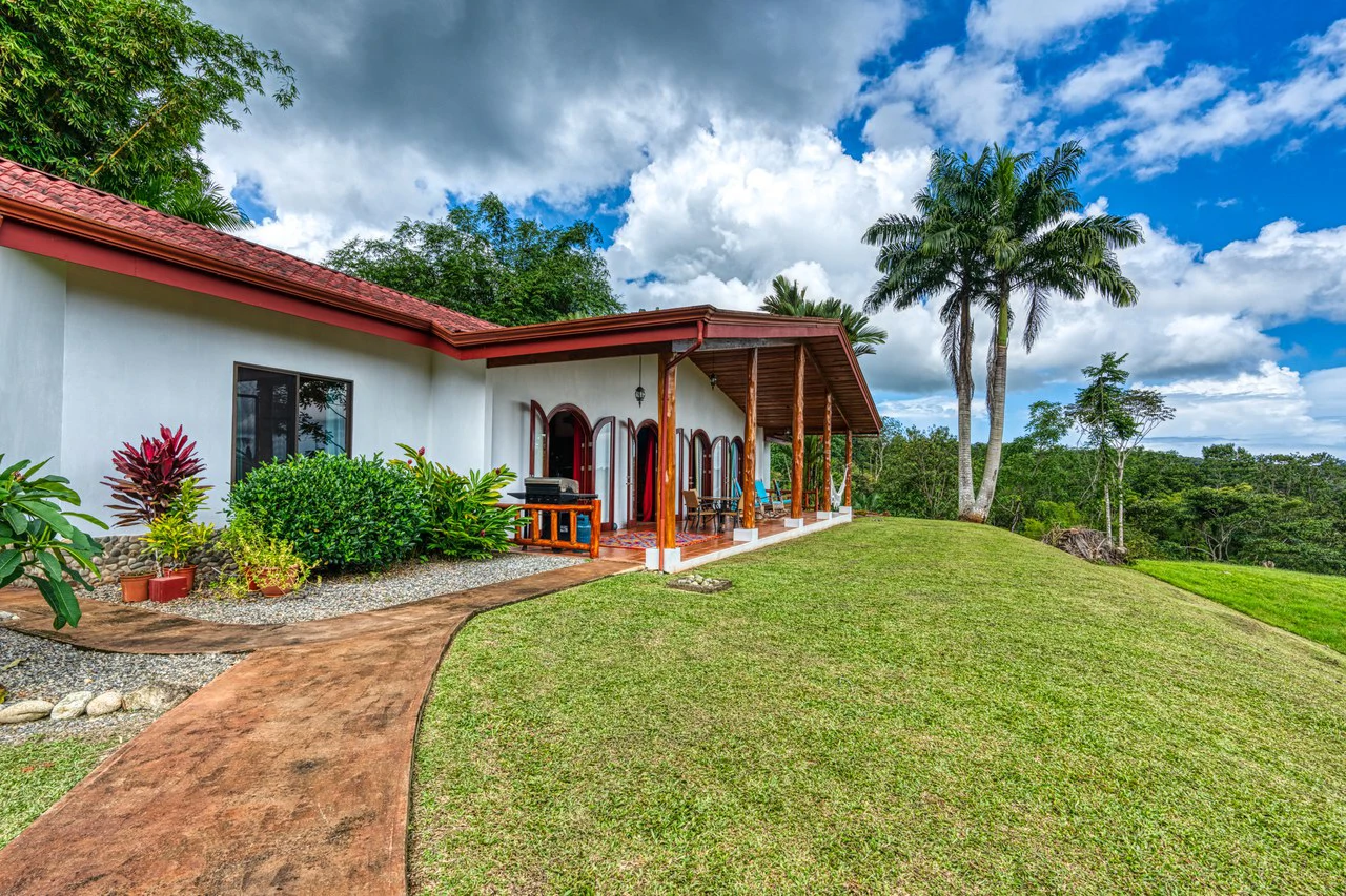 5 Bedroom Mountain Retreat Minutes from the Beach Platanillo Costa Rica - Gallery image 12