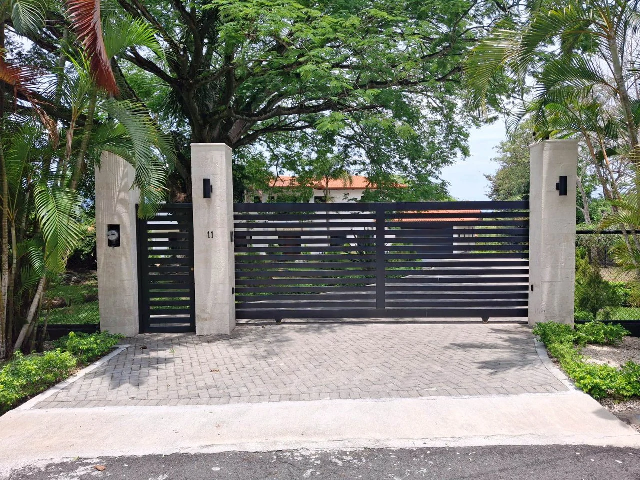 Move - In Ready Mansion: Impressive Luxury Smart Home with Pool - Gallery image 2