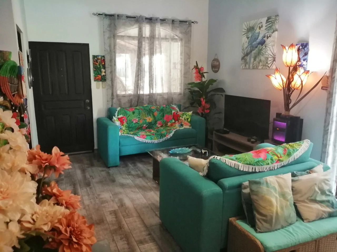 Wonderful and Updated Bungalow Close to the Beach!: Great location with access to a large community pool! - Gallery image 7