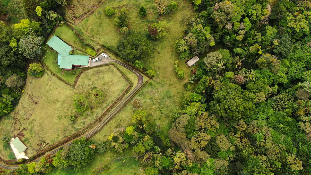Hidden Paradise in Monteverde. Sierra Verde SV0125: 5 Hectares with Spectacular Views, a Beautiful and Cozy Main House and Caretaker’s Home Just 10 Minutes from Monteverde - Gallery image 9
