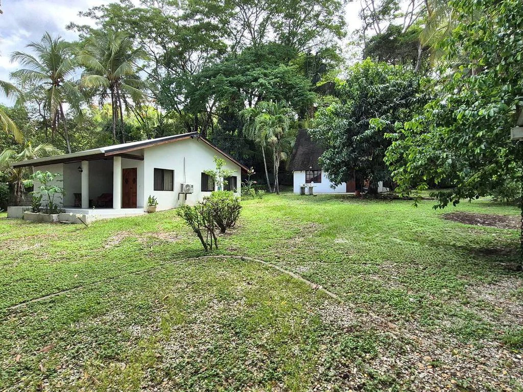 Casa Verde Norouz: Renovated 2-Bedroom Home with Independent Guest Cottage Just 3 Minutes from Sámara - Gallery image 2