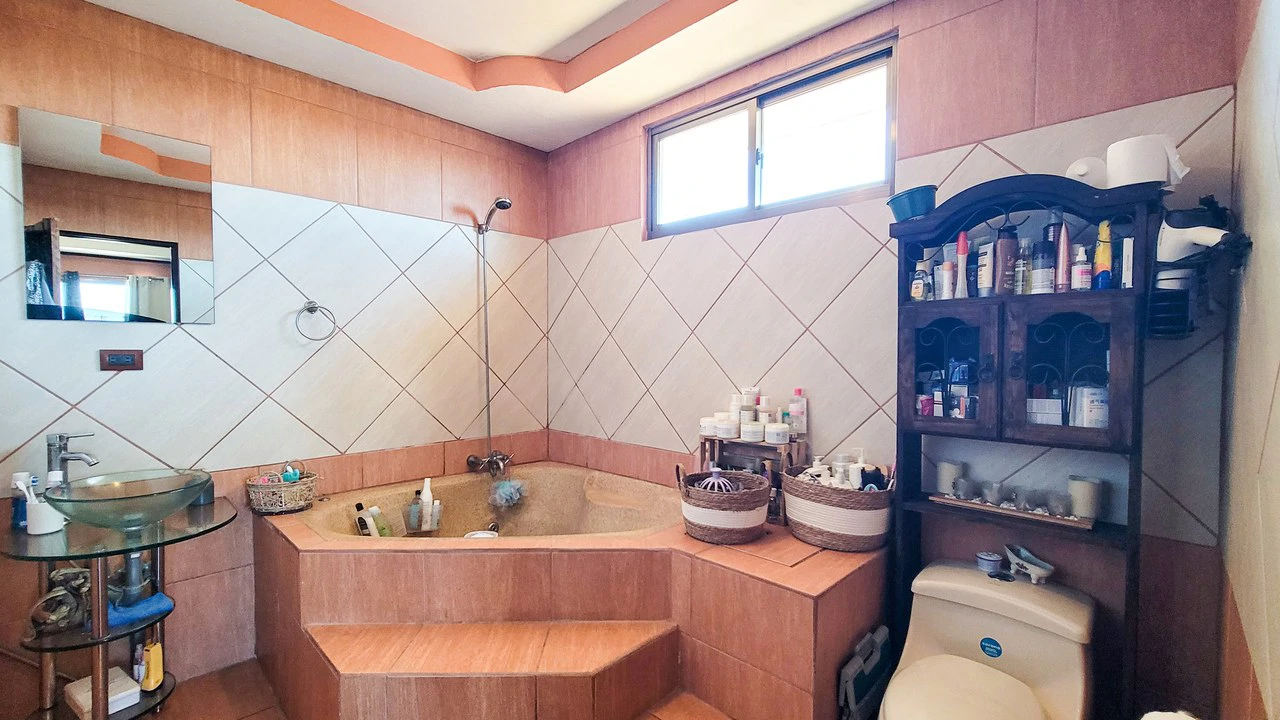 Exclusive property in condominium 5 minutes from the Center of Grecia - Gallery image 11