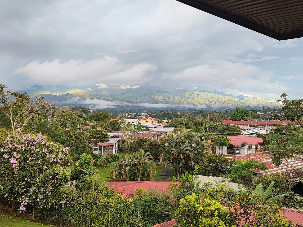 Charming 3-Bedroom Home with Valley Views Near Chirripo - Gallery image 2