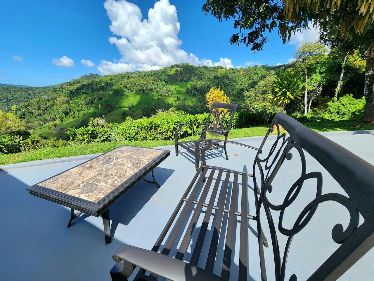 2.8 ACRES – 10 Income Producing Condos with a Pool and Spectacular Ocean and Mountain Views! Gated Community of Cascada Azul, 15min to Dominical Beach!!!: Near the Coast, Mountain and Countryside Apar - Gallery image 8