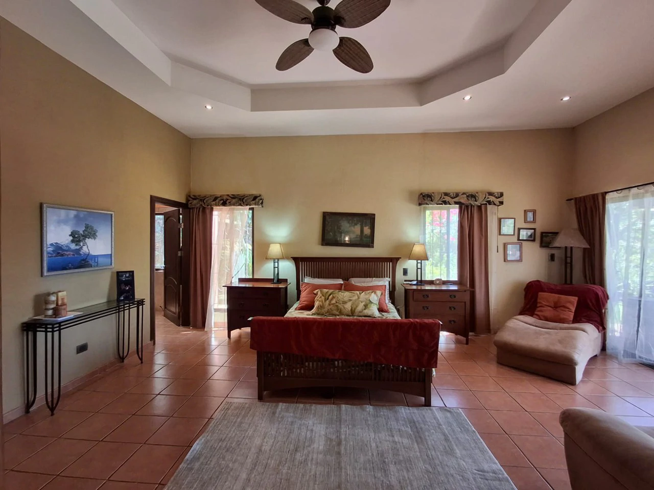 Private Paradise: Luxury home and Guest home on large private lot! - Gallery image 8