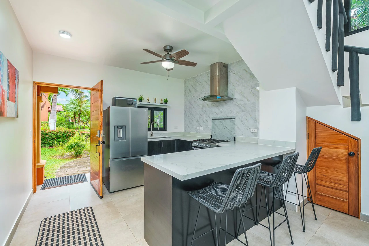 Iguana Villas #2: Perfectly Remodeled 2BR Villa at White Sand Beach