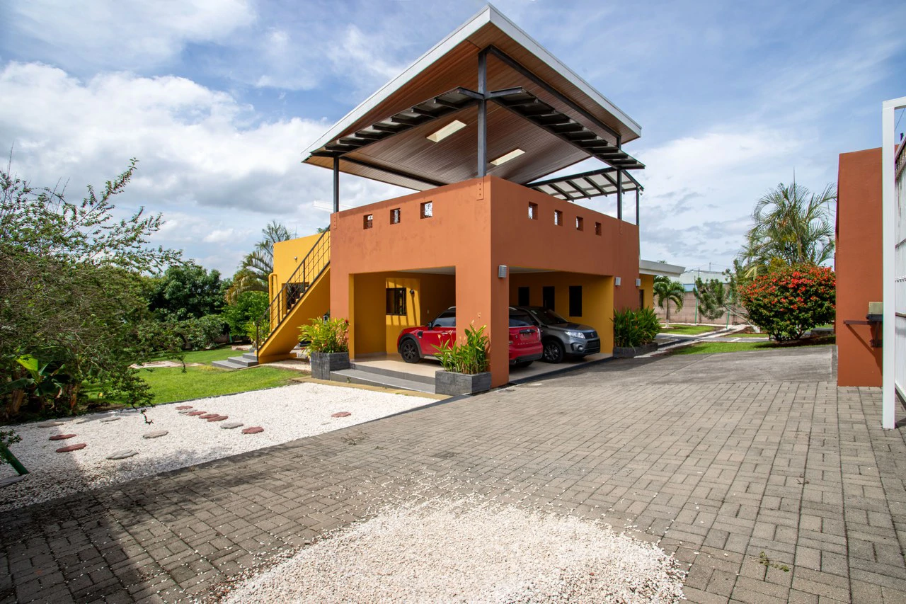 Modern Furnished Home Just 5 Minutes from Downtown Grecia - Gallery image 4