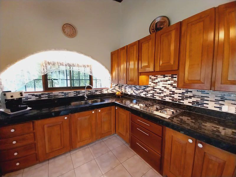 Casa Bella Montana: Charming Mountain View Home - a Slice of Paradise with Spectacular Mountain Views, New Custom Salt Water Designer Pool, and Detached 2 Car Garage with Workshop - Gallery image 17