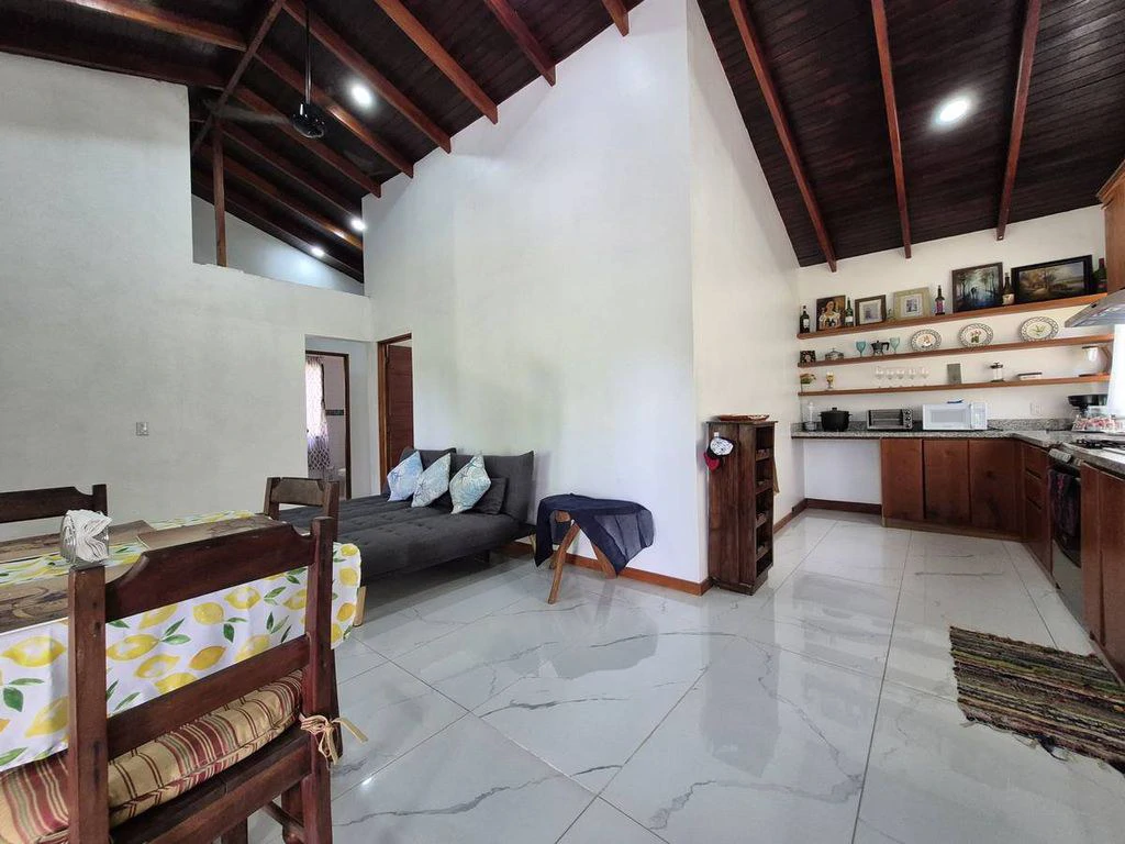 Casa Verde Norouz: Renovated 2-Bedroom Home with Independent Guest Cottage Just 3 Minutes from Sámara - Gallery image 8