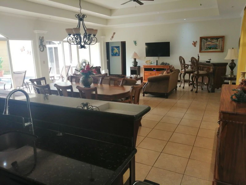 Amazing Casa Grande: Enormous Home with Pool near the Beach in a highly sought after Community! - Gallery image 15