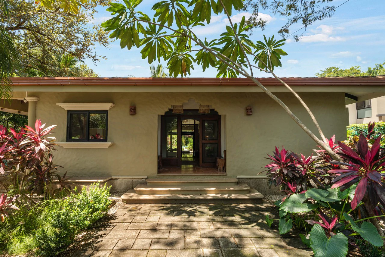 Casa El Coco: Modern Beach Retreat Steps from the Sand in Palm Beach Estates - Gallery image 18