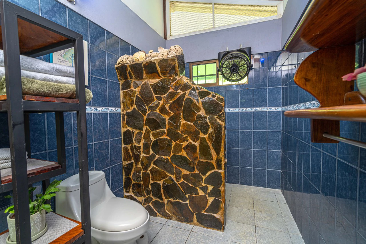 Matapalo gated home, 5 minutes from beach - Gallery image 11