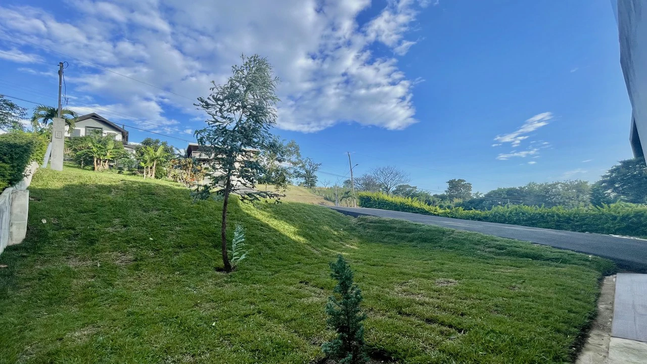 Casa 40 Grecia: Modern 4-BR Country Estate in Grecia | 4-Car Covered Garage, Solar Hot Water, First-Floor Bedroom & River Trails - Gallery image 19