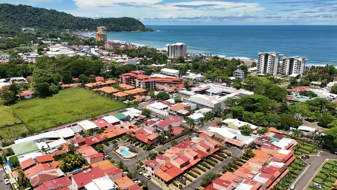 Condominium in Jacó: Live in a gated community just steps from the beach!: Near the Coast Condominium For Sale in Jacó - Gallery image 4