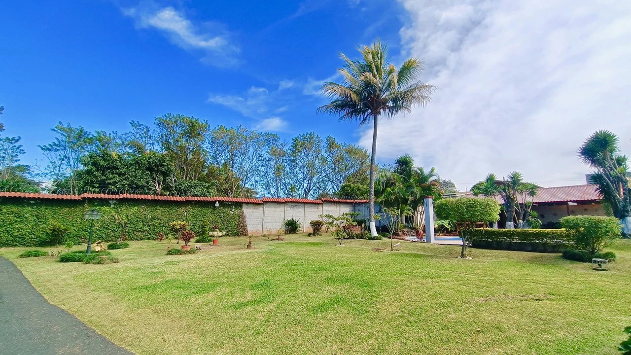 Beautiful investment property with cabins, house and apartments - Gallery image 8