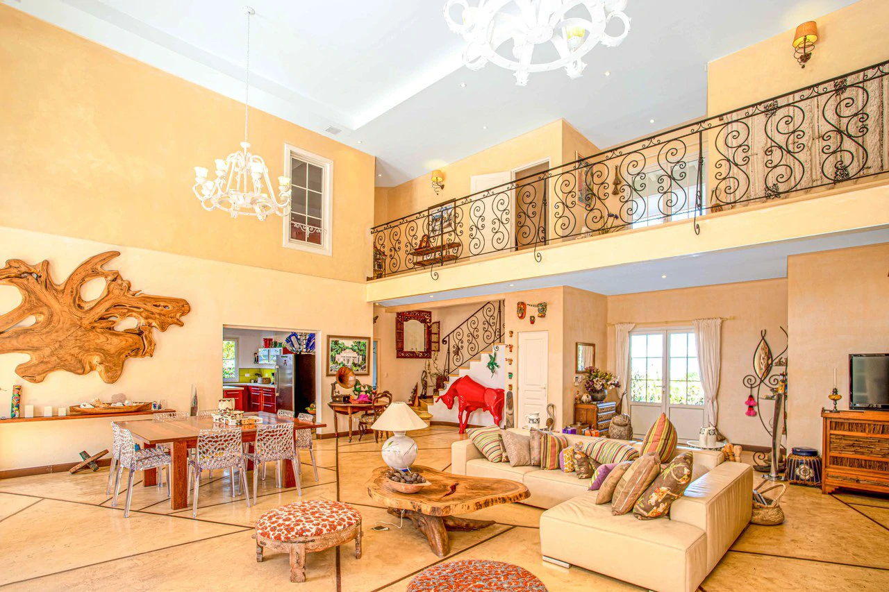 LUXURY PROPERTY HOUSE AND 5 APARTMENT SANTA ANA: Incredible property to live or invest. Ideal for single space. . This beautiful property measures 4857 m2 of lot with a street front of 23m2 and 432 m2 - Gallery image 5