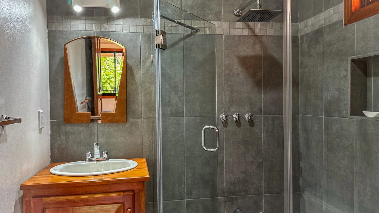 MOUNTAIN VIEW PARADISE WITH PRIVACY - 5 MINUTES AWAY FROM THE BEACH AND AMENITIES: Mountain House For Sale in Ojochal - Gallery image 14