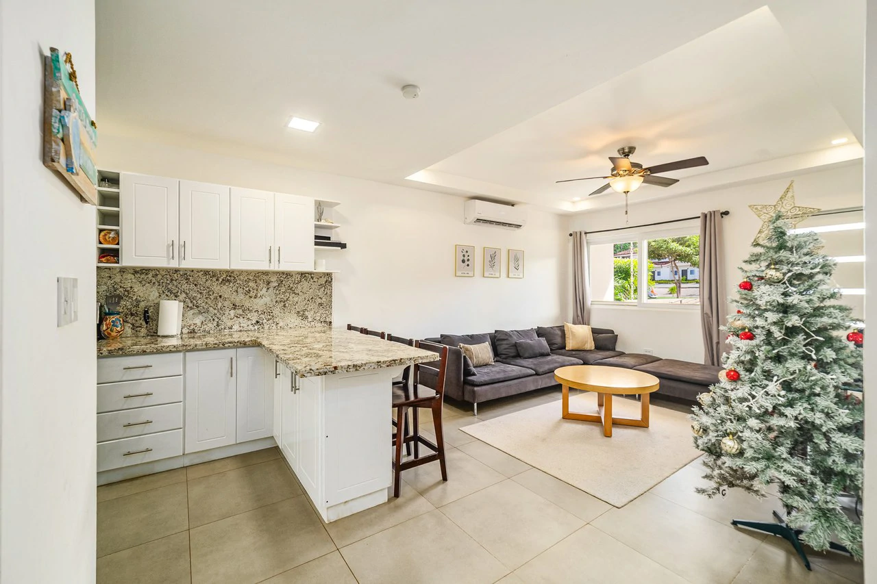 Jacarandas #11: Elegant Townhouse Minutes from the Beach