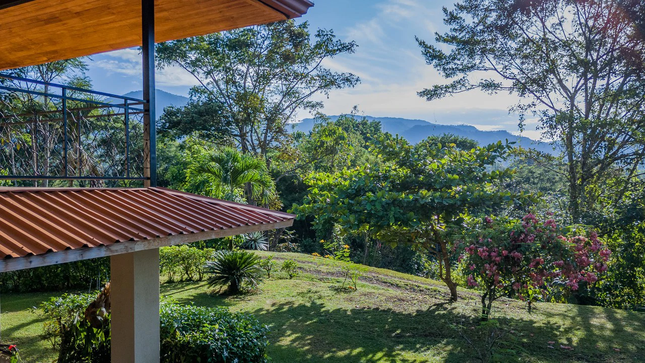 MOUNTAIN VIEW PARADISE WITH PRIVACY - 5 MINUTES AWAY FROM THE BEACH AND AMENITIES: Mountain House For Sale in Ojochal - Gallery image 6