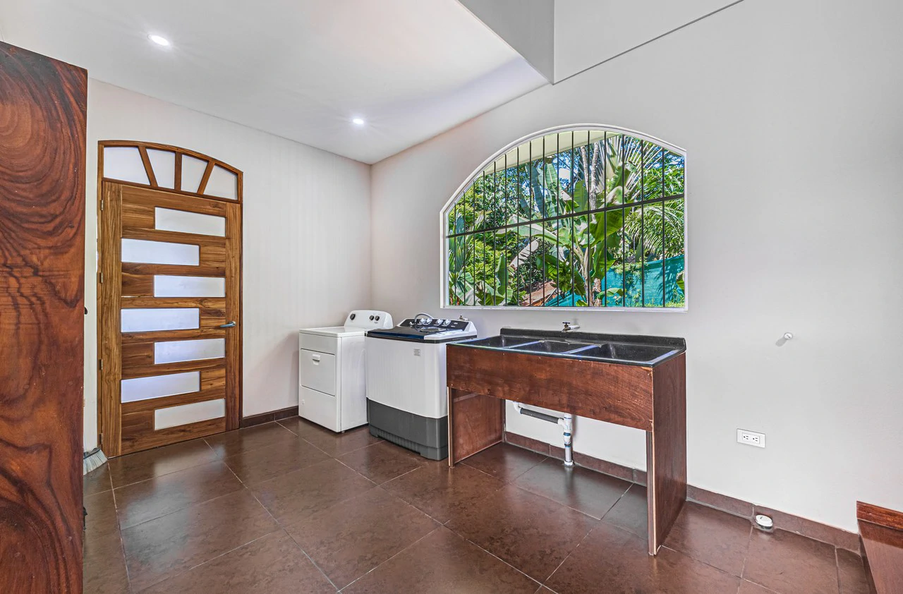 Exceptional 5-Bedroom Residence on Los Laureles Street – Prime Location & Versatile Layout - Gallery image 24