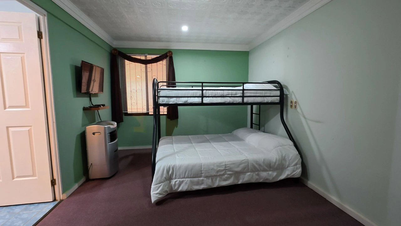 HOUSE FOR SALE, LOCATED IN THE CENTER OF PEREZ ZELEDON: Elegant and spacious turnkey house for sale in the center of Perez Zeledon - Gallery image 16