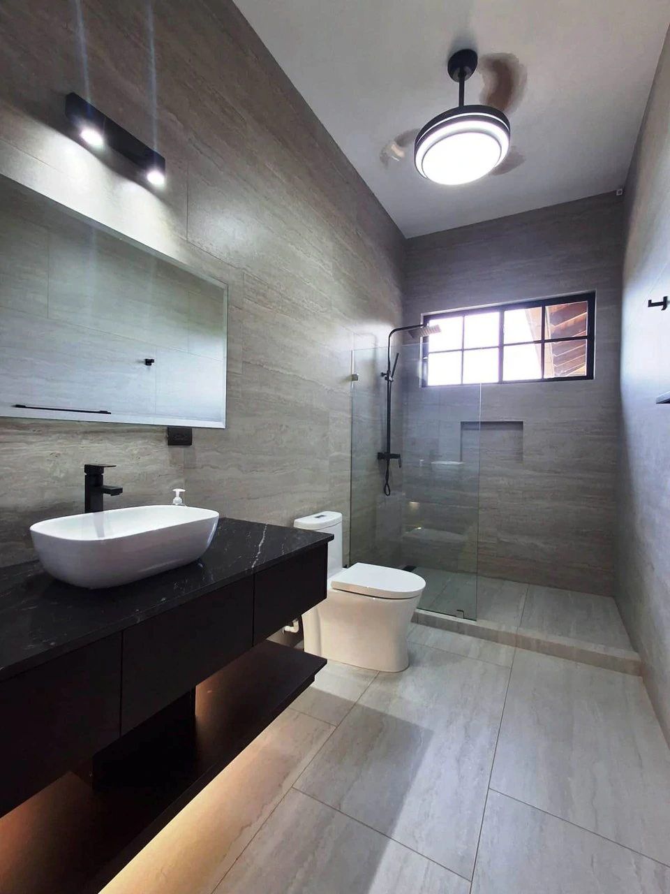 Move - In Ready Mansion: Impressive Luxury Smart Home with Pool - Gallery image 13