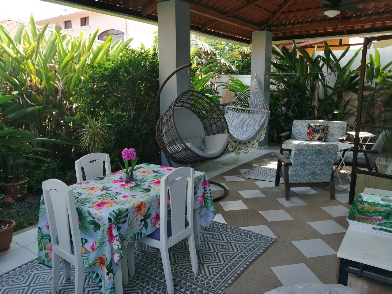 Wonderful and Updated Bungalow Close to the Beach!: Great location with access to a large community pool! - Gallery image 20