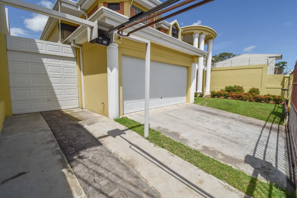House For Sale in Trejos Montealegre - Gallery image 2