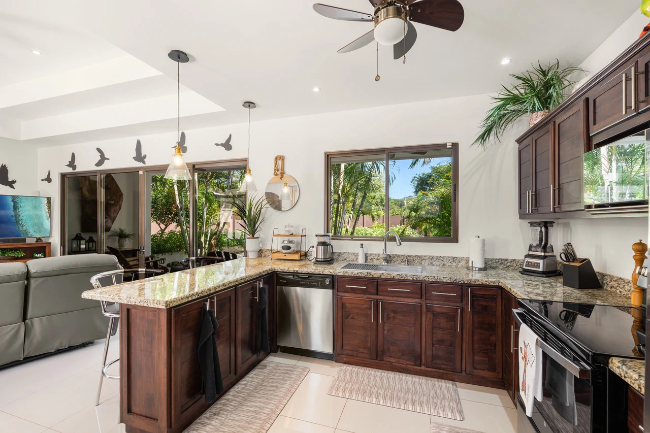 Casa Suerte: Modern 2-Bedroom Tropical Home with Pool Near Playa Potrero and Flamingo Marina - Gallery image 5
