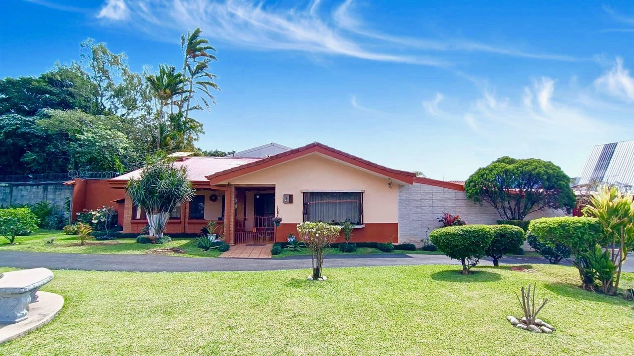 Beautiful investment property with cabins, house and apartments - Gallery image 6