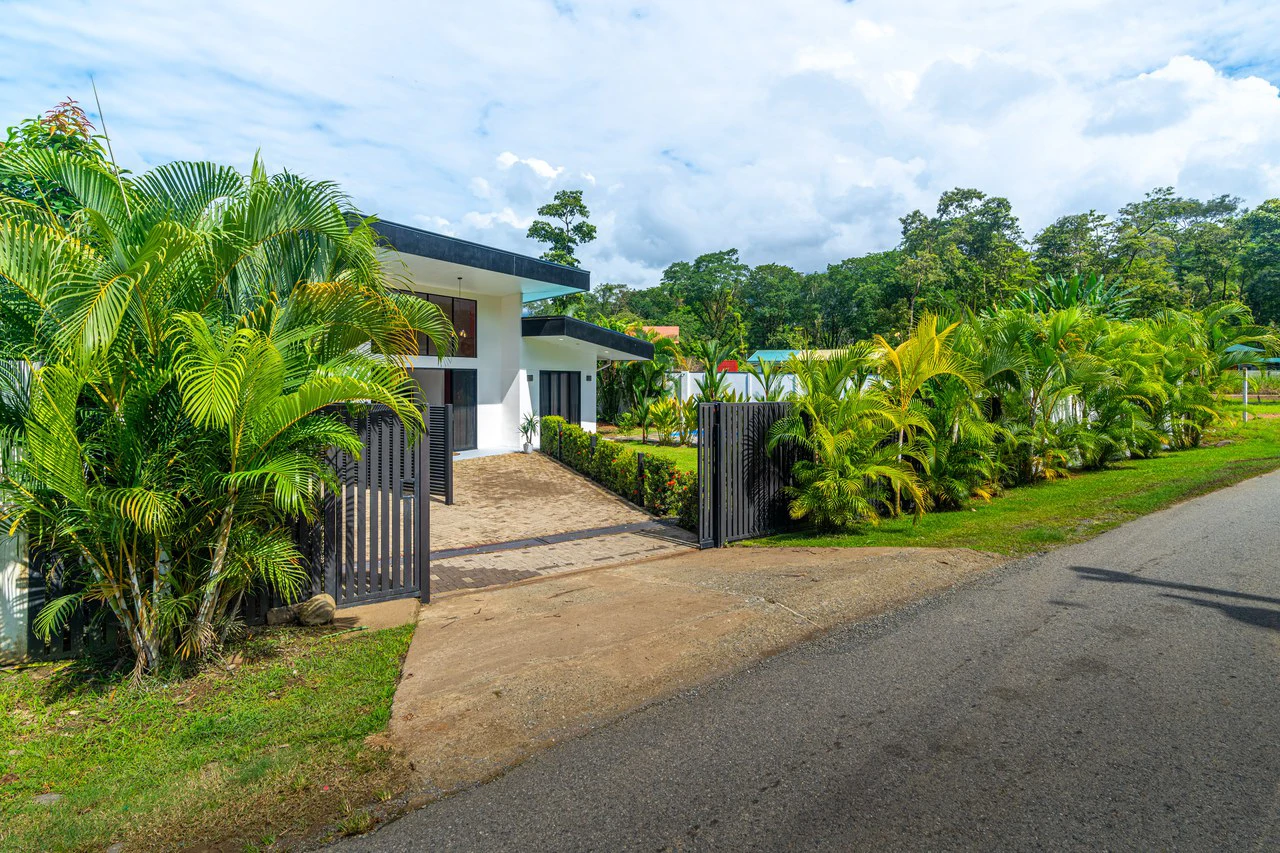 Modern 3 Bedroom Home - Walking distance to it all! - Gallery image 8