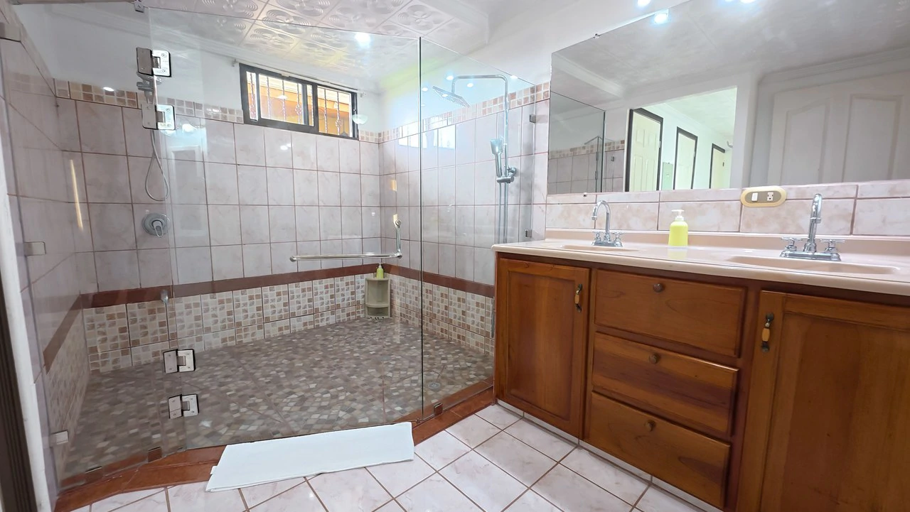 HOUSE FOR SALE, LOCATED IN THE CENTER OF PEREZ ZELEDON: Elegant and spacious turnkey house for sale in the center of Perez Zeledon - Gallery image 9